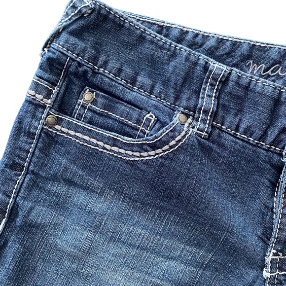 Maurice’s Straight Leg Distressed Wash Jeans with Embroidered Pockets 7/8 Short - Picture 5 of 15